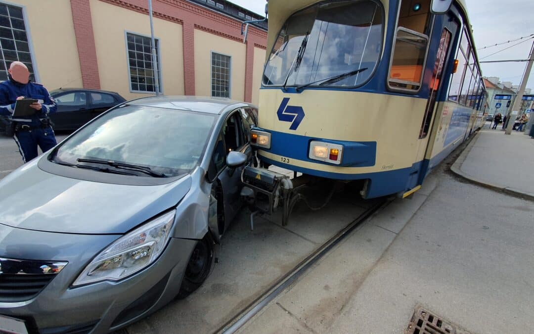 PKW gegen Badener Bahn
