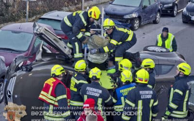 Lenkerin muss nach Verkehrsunfall von Feuerwehr befreit werden!