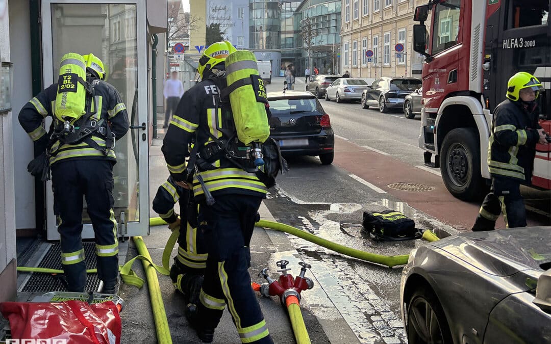 Brand in Mehrfamilienhaus in Baden – Eine Person gerettet!