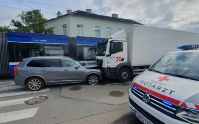 PKW gegen Zug und LKW