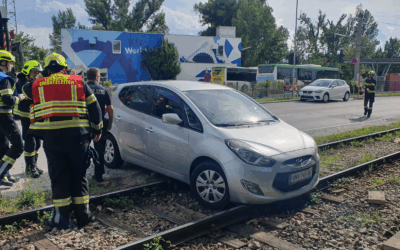 PKW auf Badner Bahn Gleisen