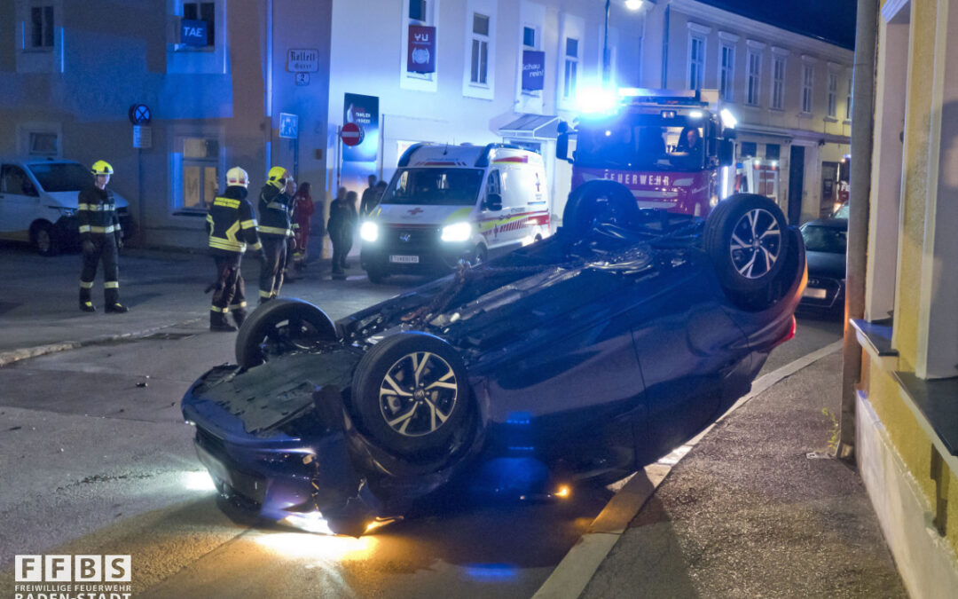 Verkehrsunfall – Menschenrettung / PKW auf Dach in Baden