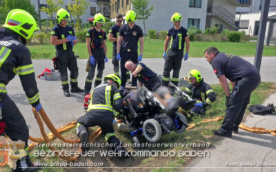 E-Rollstuhlfahrer kippt in Graben und muss gerettet werden!