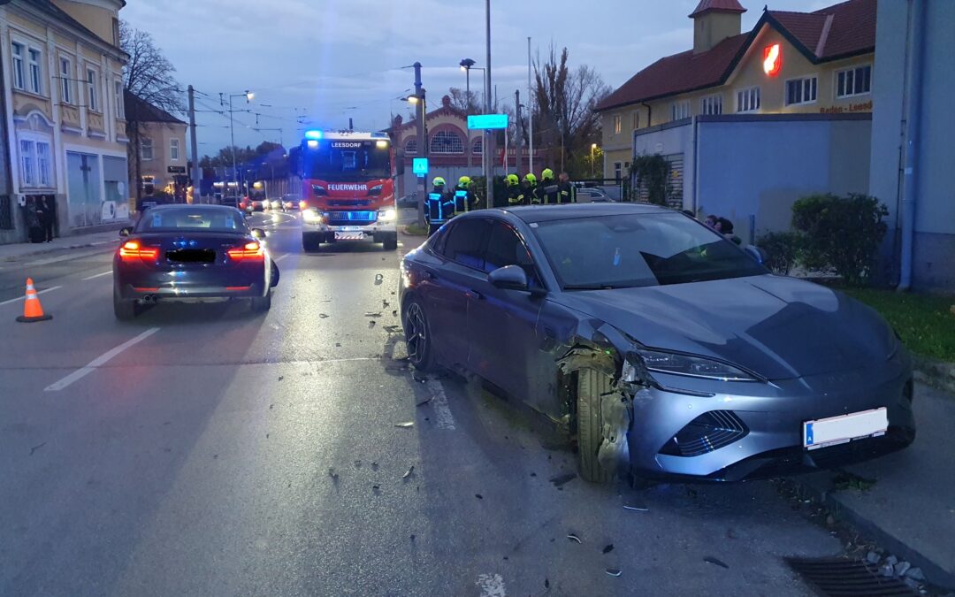 Crash vorm Feuerwehrhaus
