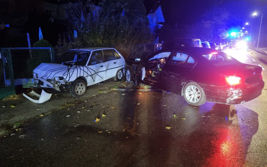 Parkende Autos touchiert