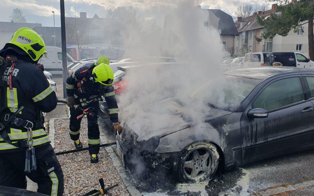 Fahrzeugbrand auf Parkplatz