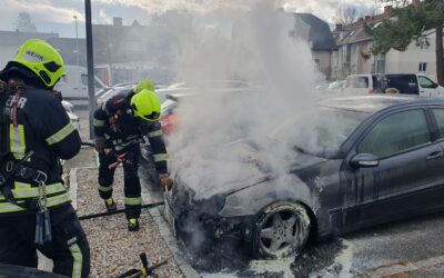 Fahrzeugbrand auf Parkplatz