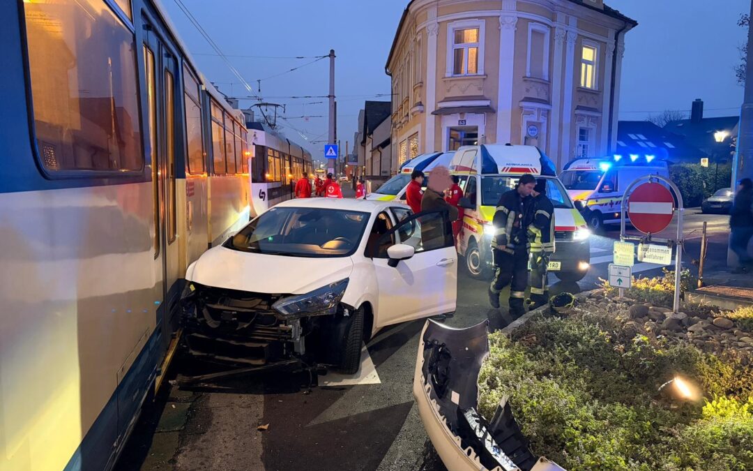 PKW gegen Badner Bahn